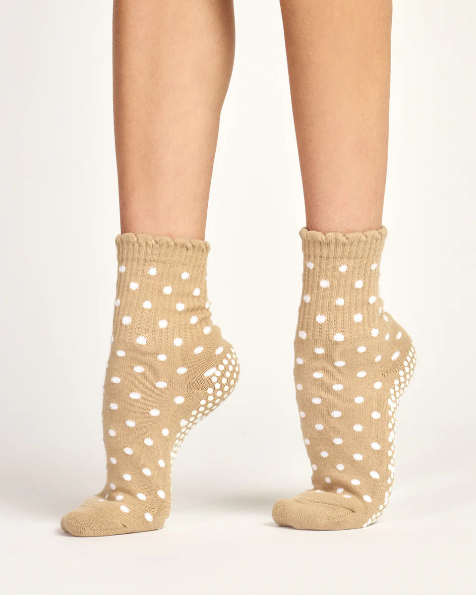 Scallop Crew Pilates Grip Sock - Toffee Spot