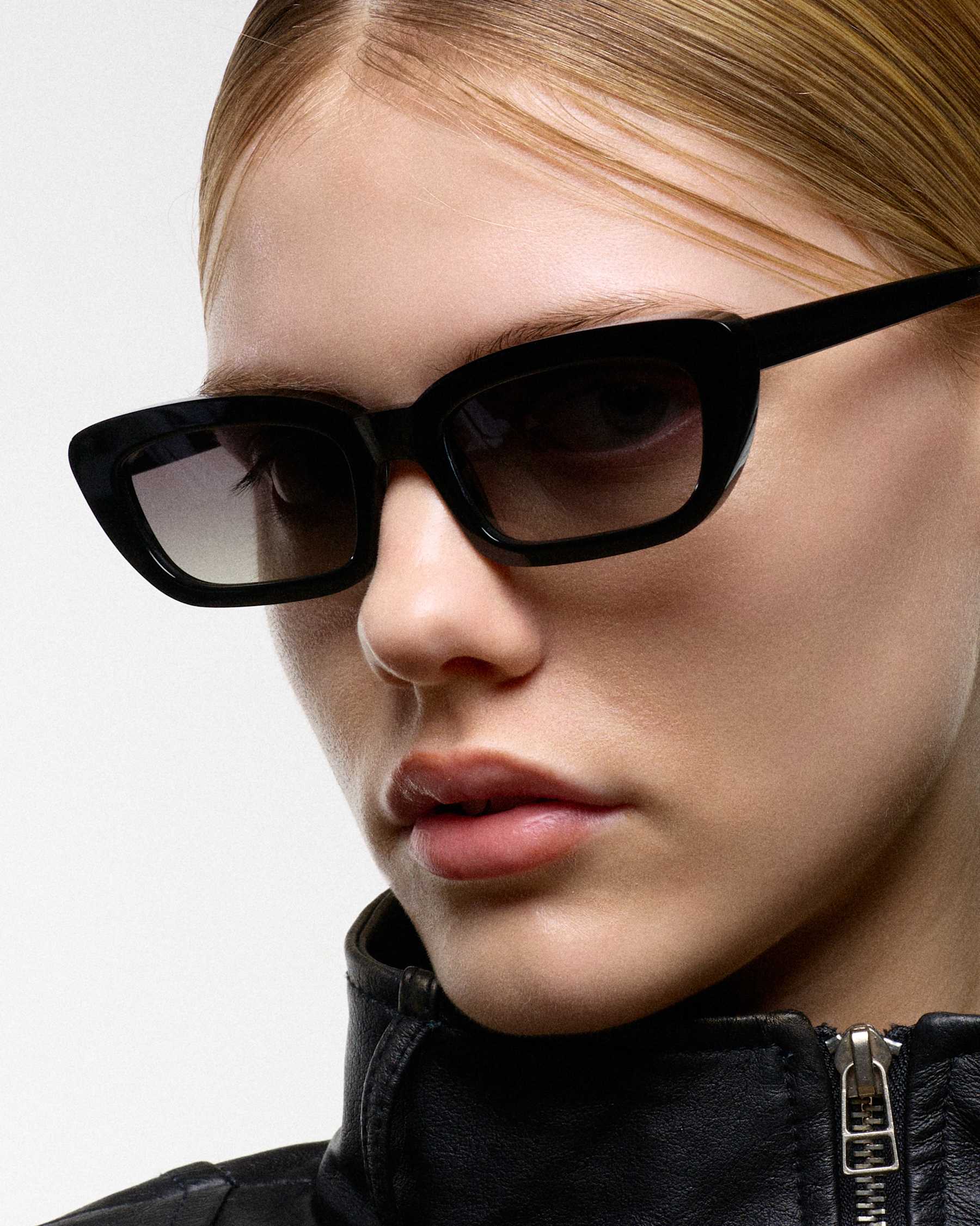 Nova Black - Grey Gradient Lens